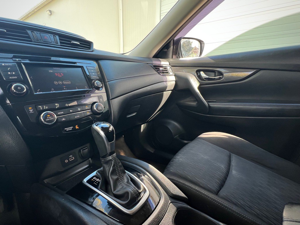 2020 Nissan Rogue Image 36