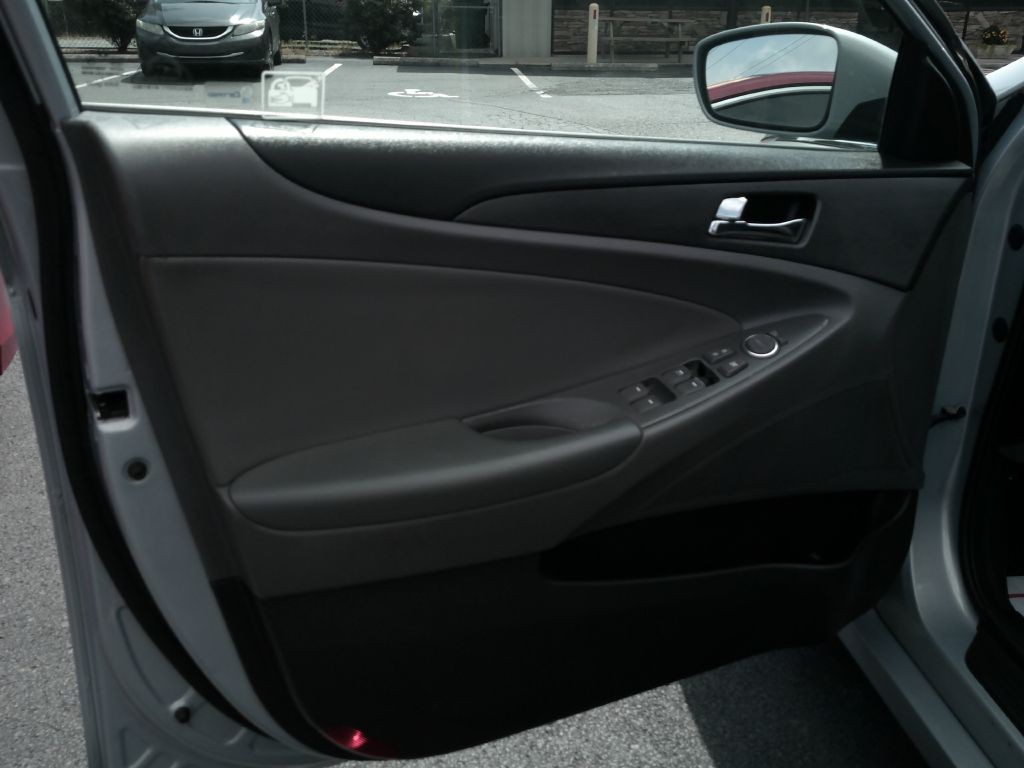 2013 Hyundai Sonata Image 8