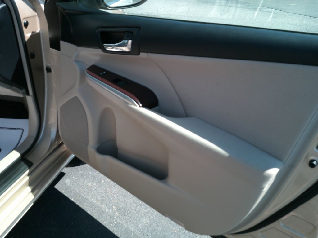 2012 Toyota Camry Image 16