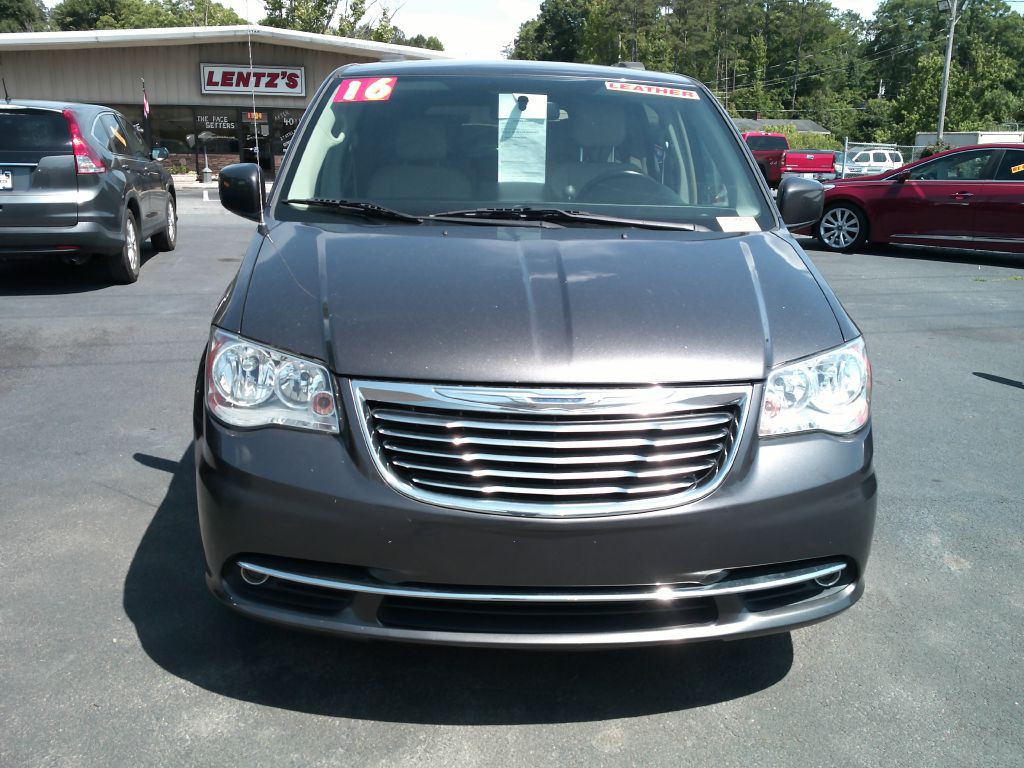 2016 Chrysler Town & Country Image 2