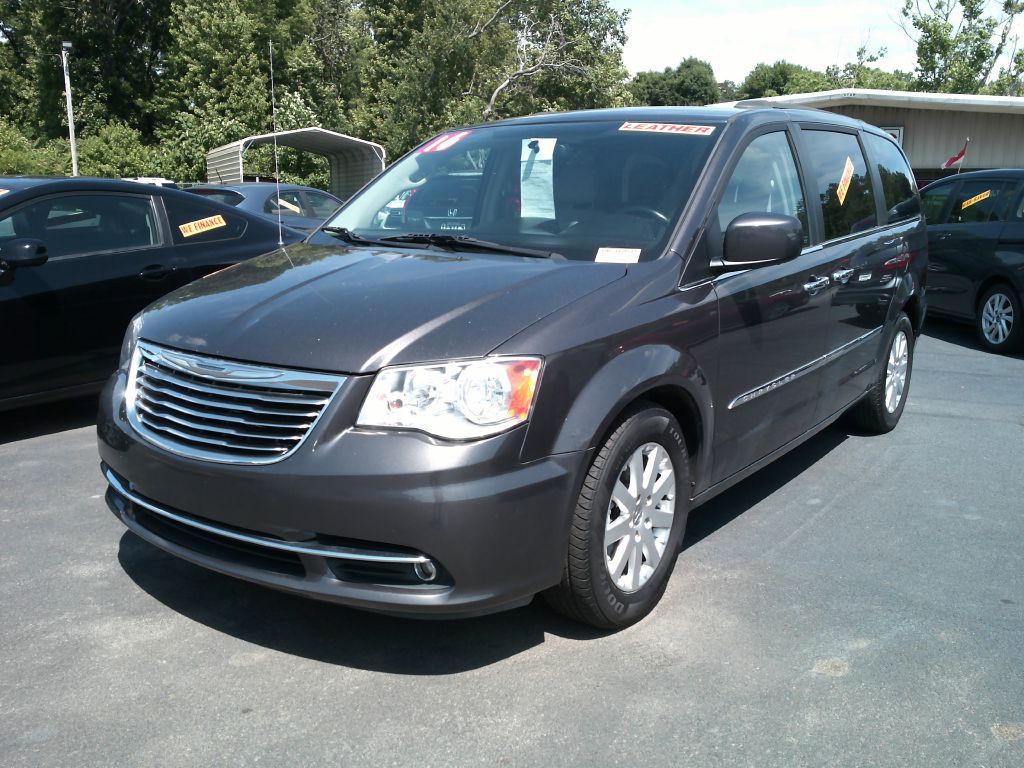 2016 Chrysler Town & Country Image 3
