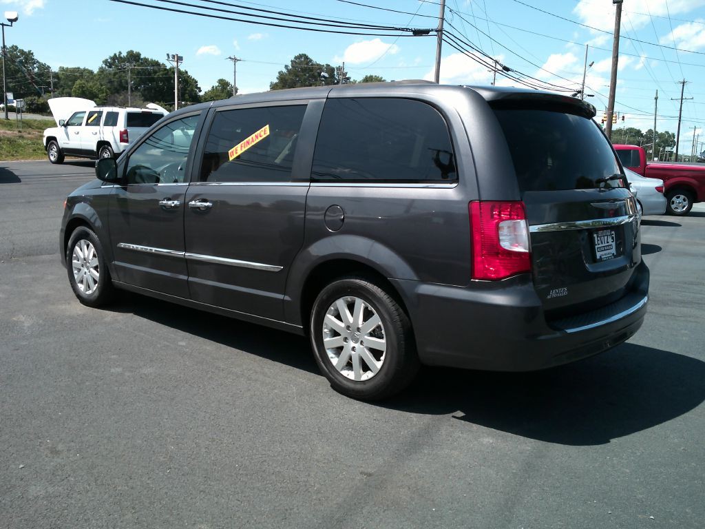 2016 Chrysler Town & Country Image 4