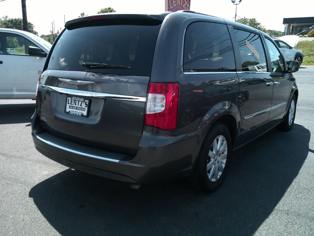 2016 Chrysler Town & Country Image 8