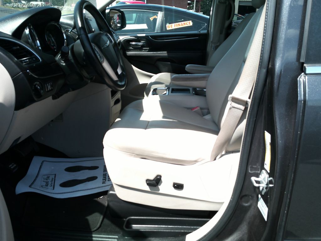 2016 Chrysler Town & Country Image 10