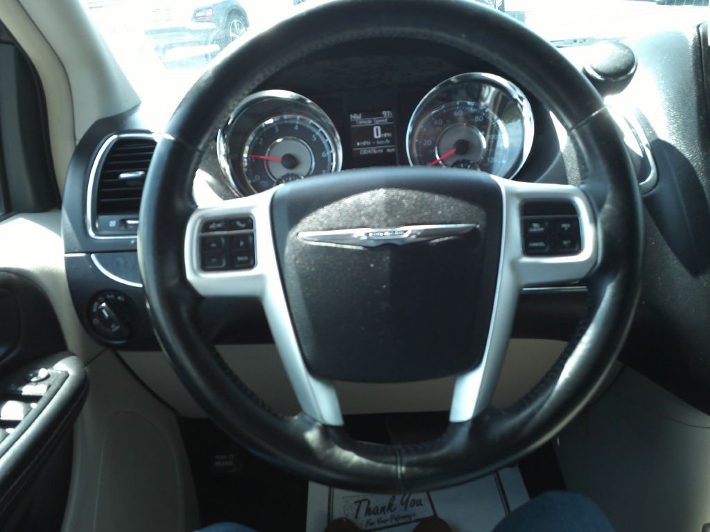 2016 Chrysler Town & Country Image 11