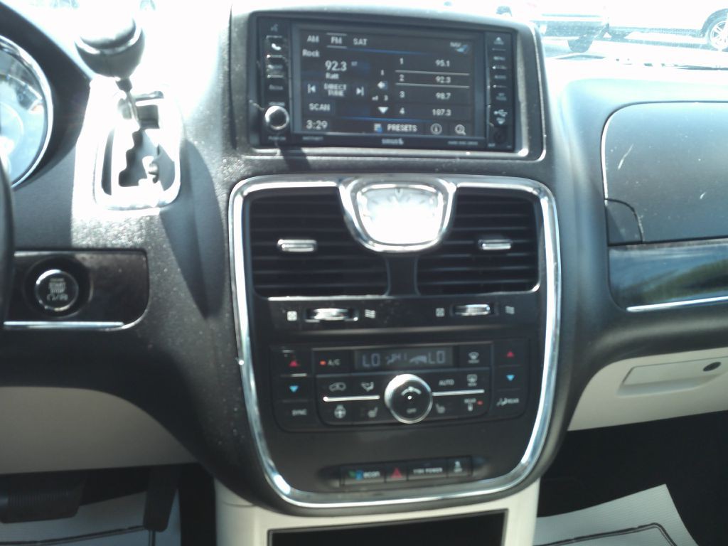 2016 Chrysler Town & Country Image 13