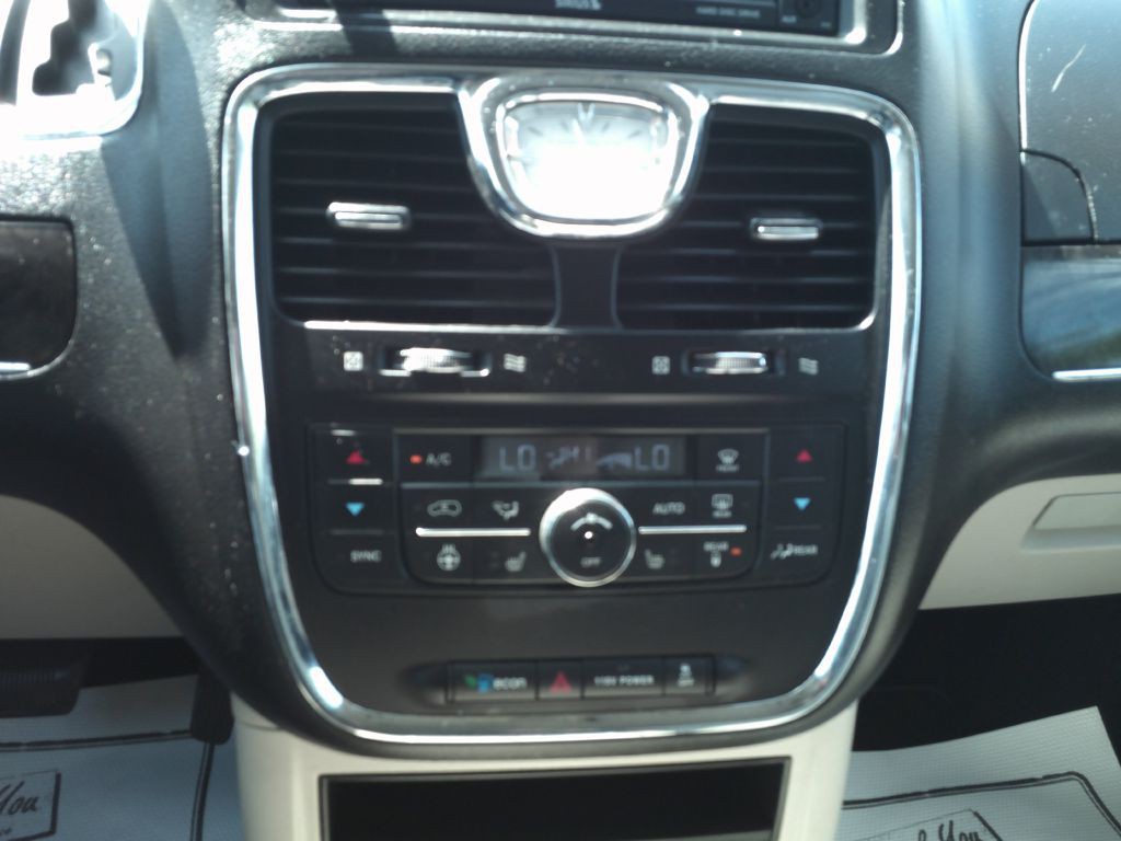 2016 Chrysler Town & Country Image 14
