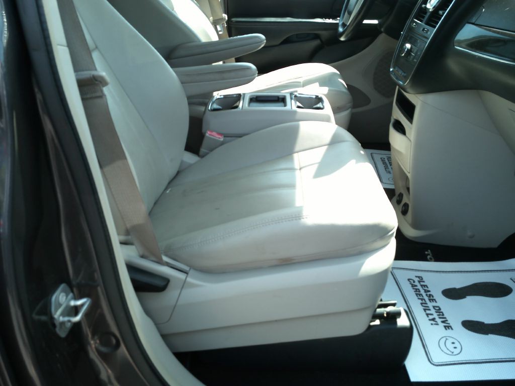 2016 Chrysler Town & Country Image 19