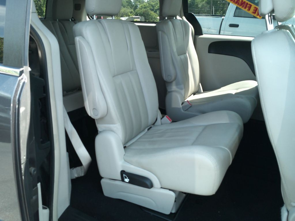 2016 Chrysler Town & Country Image 21