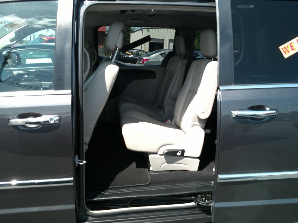 2016 Chrysler Town & Country Image 22