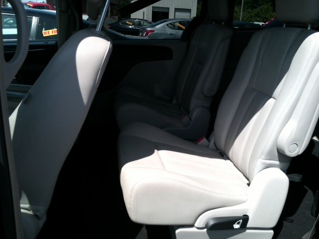 2016 Chrysler Town & Country Image 23
