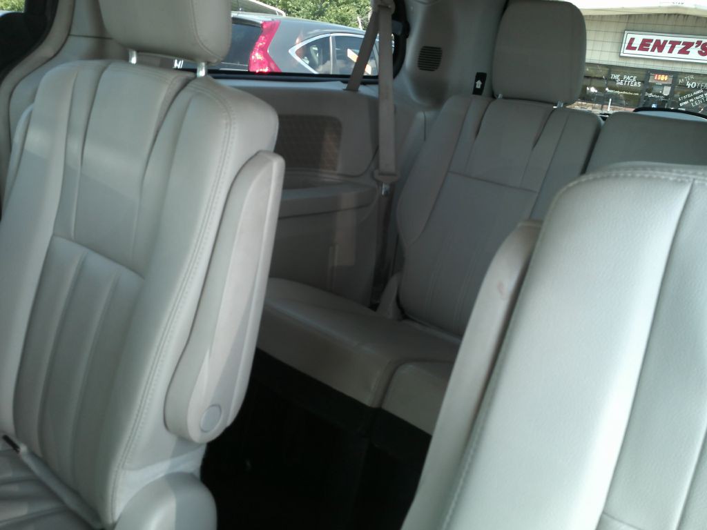 2016 Chrysler Town & Country Image 24