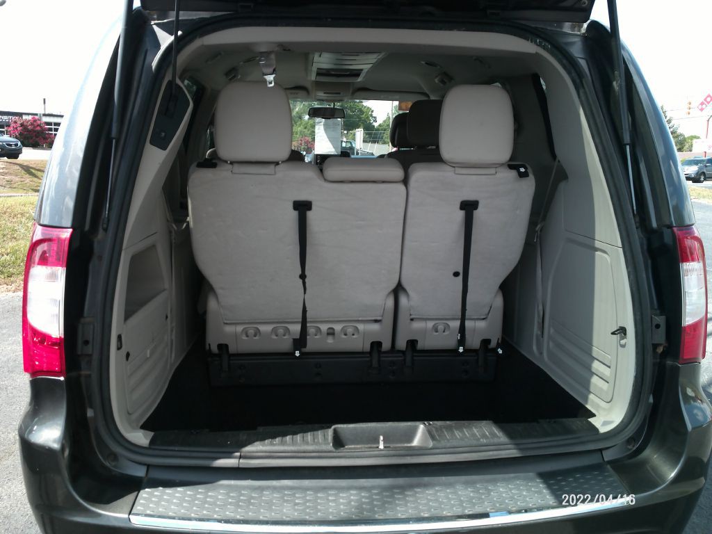 2016 Chrysler Town & Country Image 32