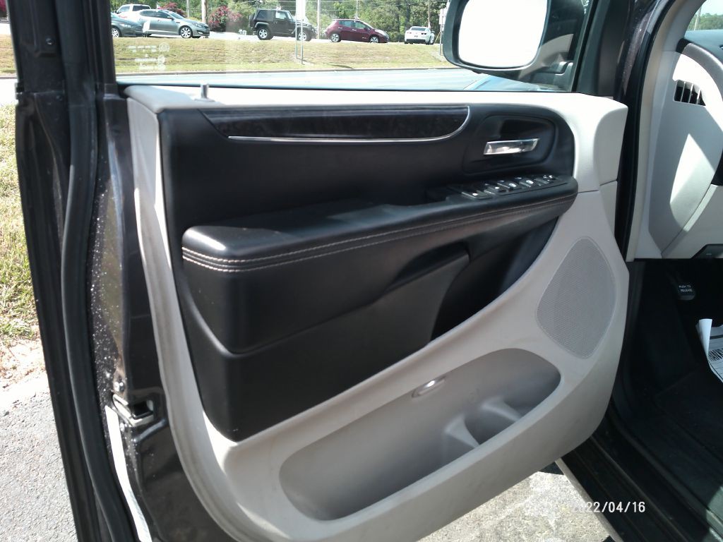 2016 Chrysler Town & Country Image 34