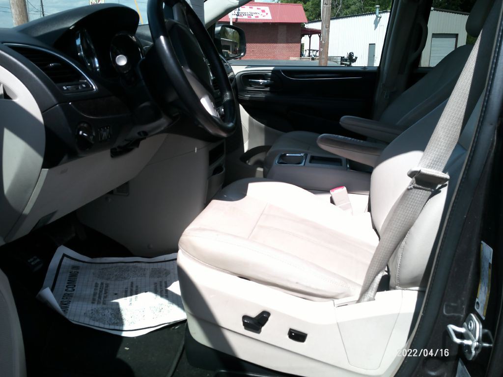 2016 Chrysler Town & Country Image 35