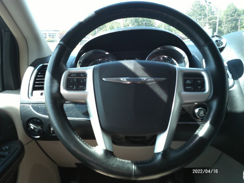 2016 Chrysler Town & Country Image 36