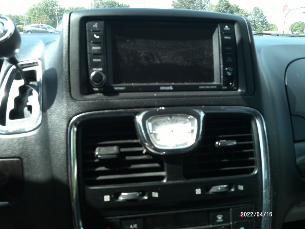 2016 Chrysler Town & Country Image 38