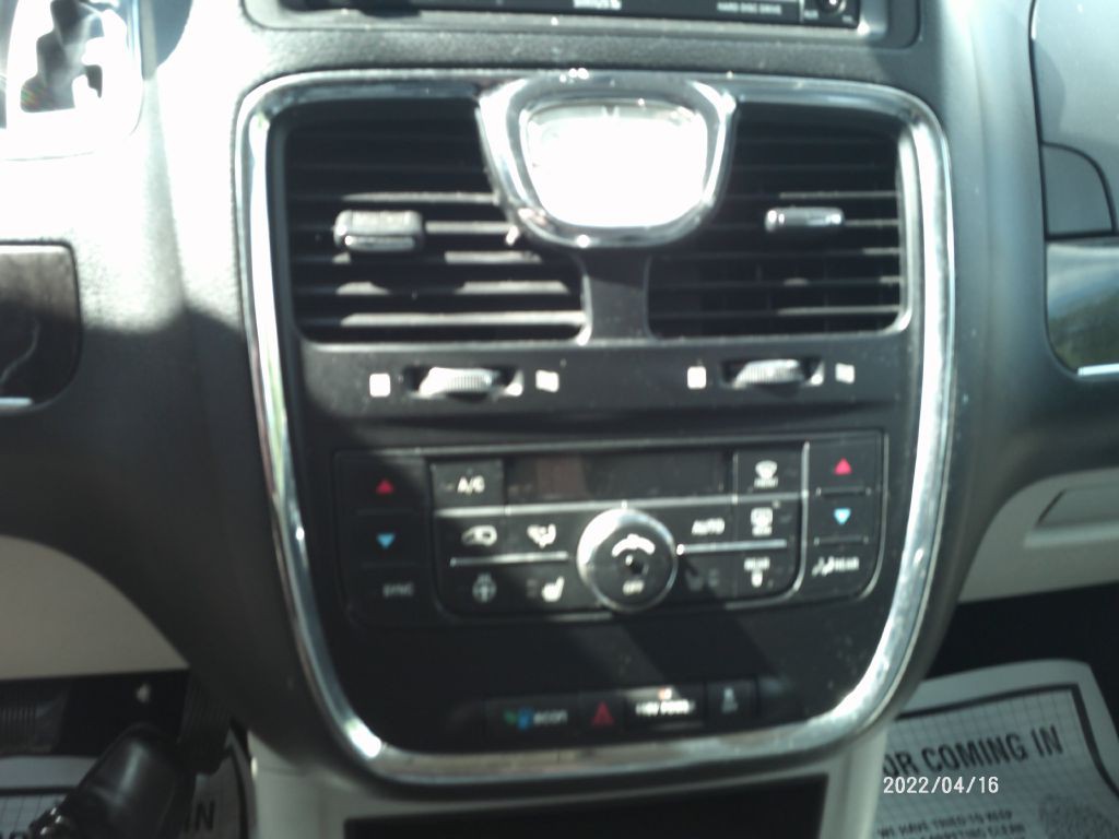 2016 Chrysler Town & Country Image 39