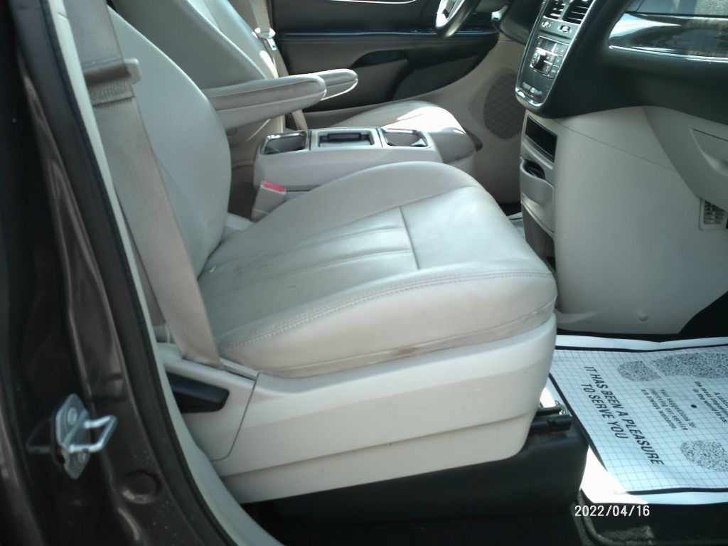 2016 Chrysler Town & Country Image 44