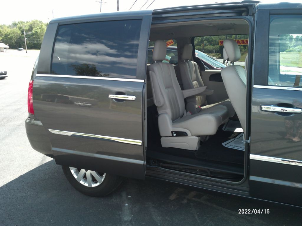 2016 Chrysler Town & Country Image 45