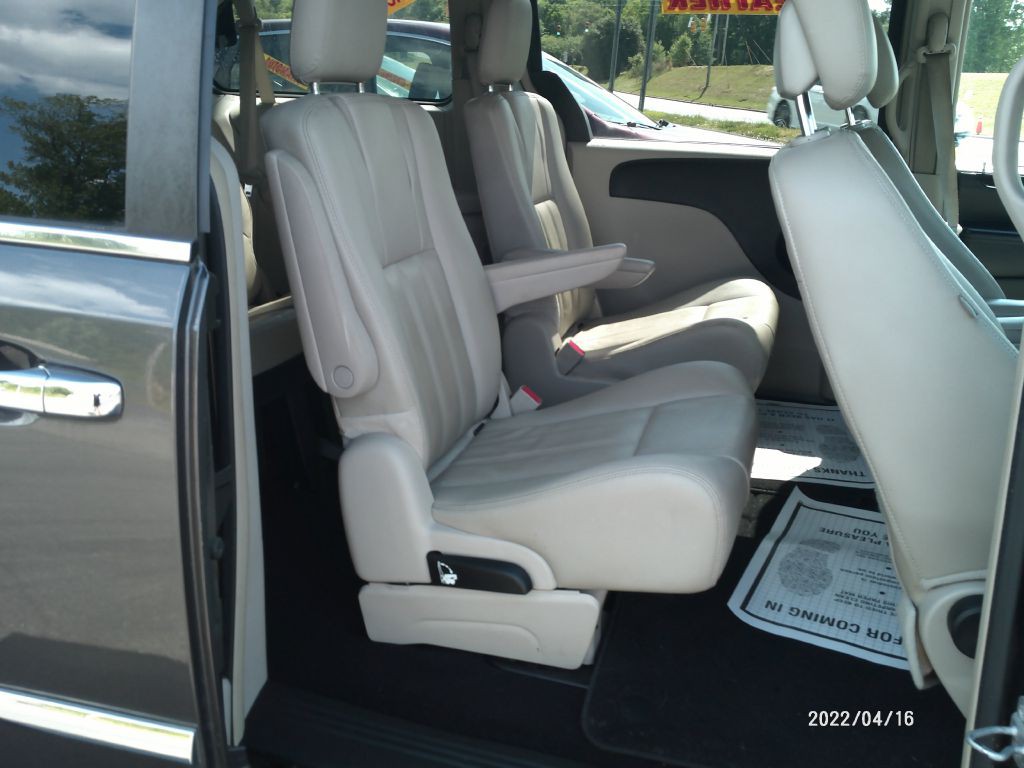 2016 Chrysler Town & Country Image 46
