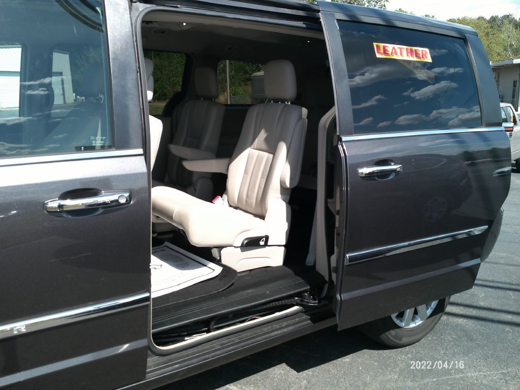 2016 Chrysler Town & Country Image 47