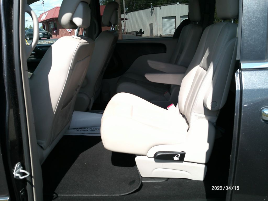 2016 Chrysler Town & Country Image 48