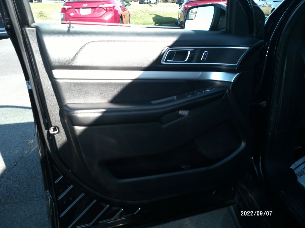 2017 Ford Explorer Image 8