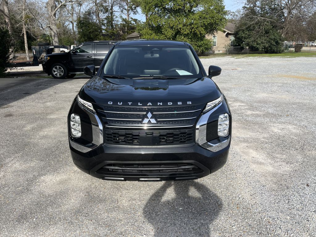 2024 Mitsubishi Outlander Image 2