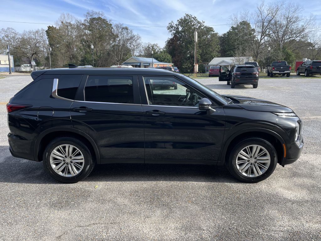 2024 Mitsubishi Outlander Image 3