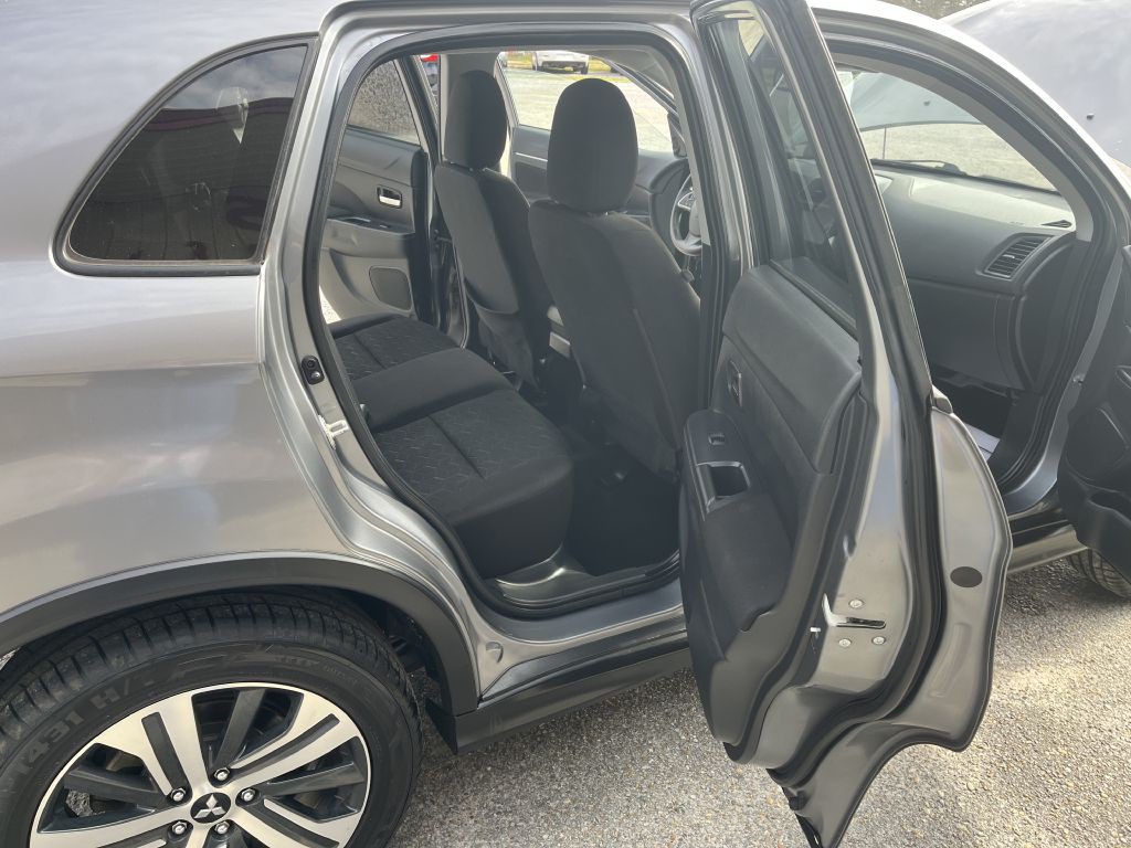 2021 Mitsubishi Outlander Image 6