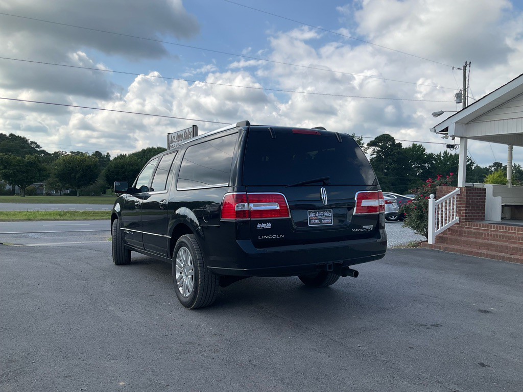 2013 Lincoln Navigator Image 2