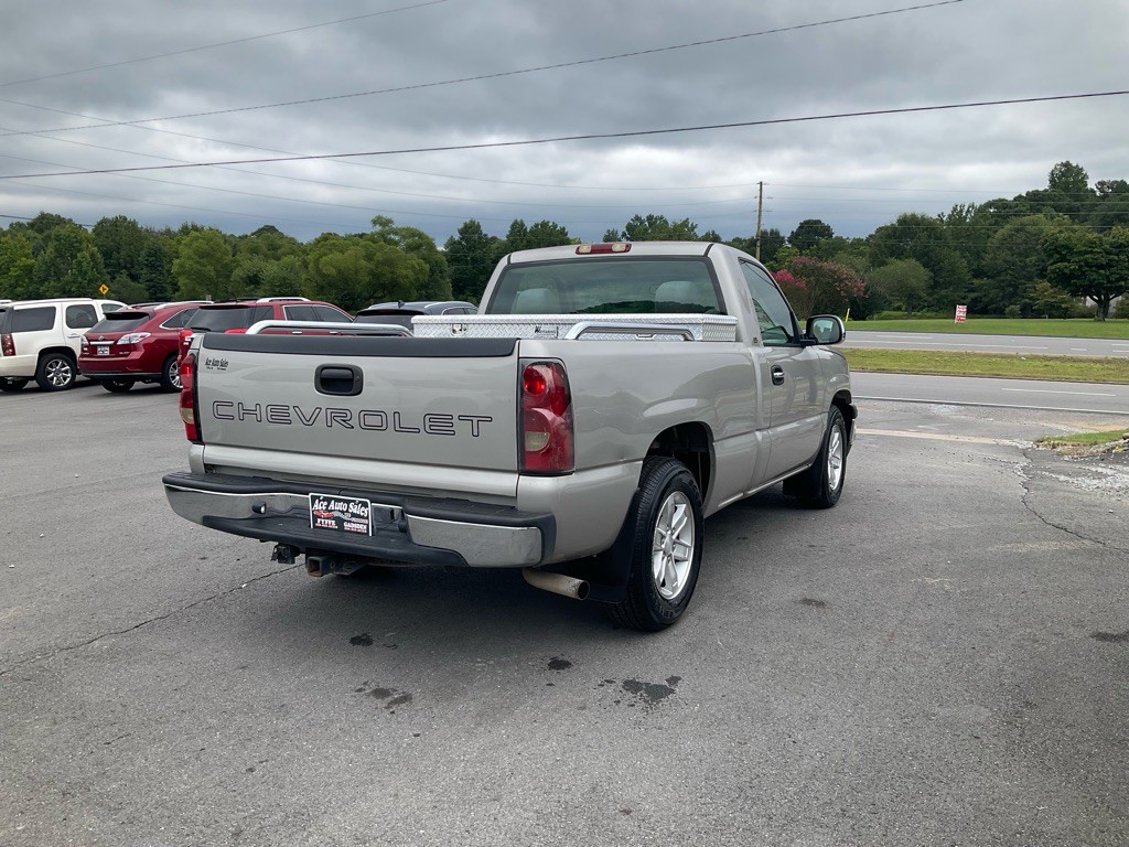 2004 Chevrolet Silverado 1500 Image 2
