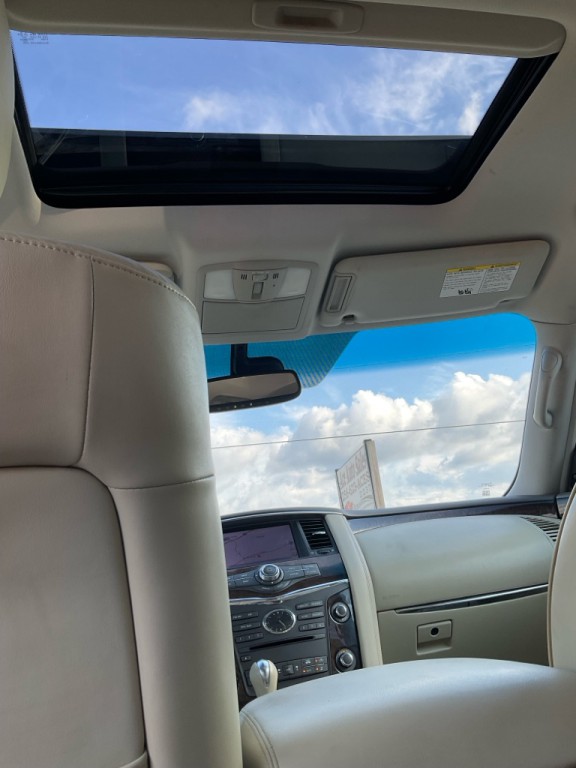 2012 INFINITI QX56 Image 9