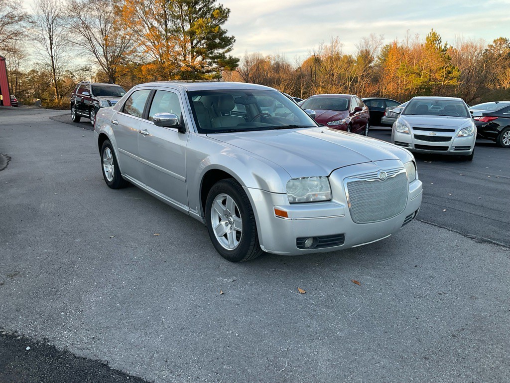 2005 Chrysler 300 Image 2