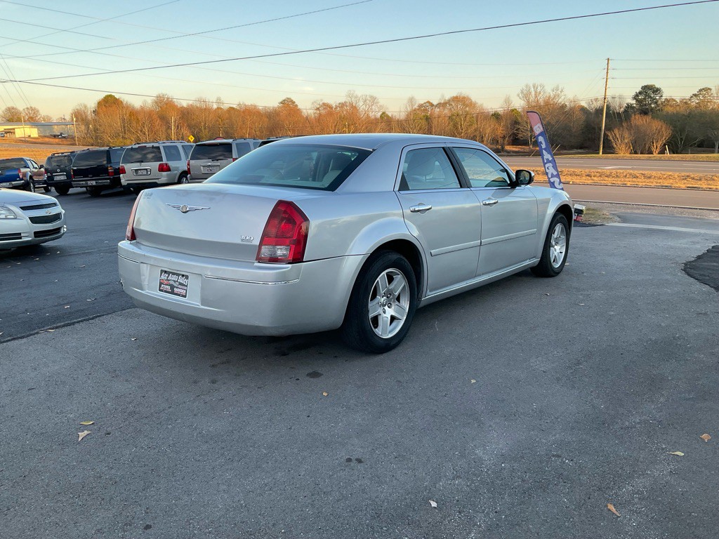 2005 Chrysler 300 Image 3