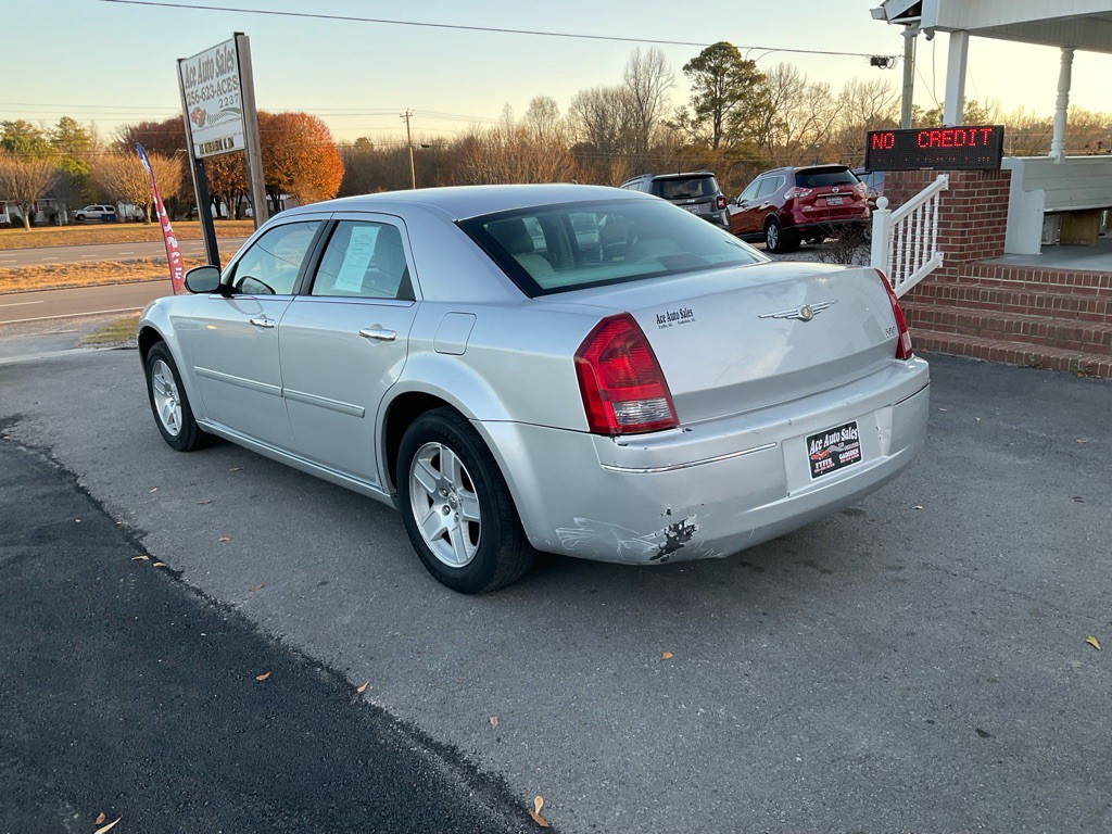 2005 Chrysler 300 Image 4