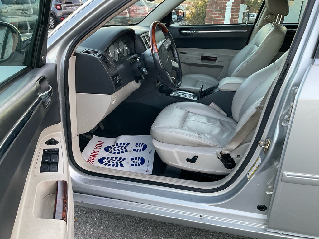 2005 Chrysler 300 Image 5