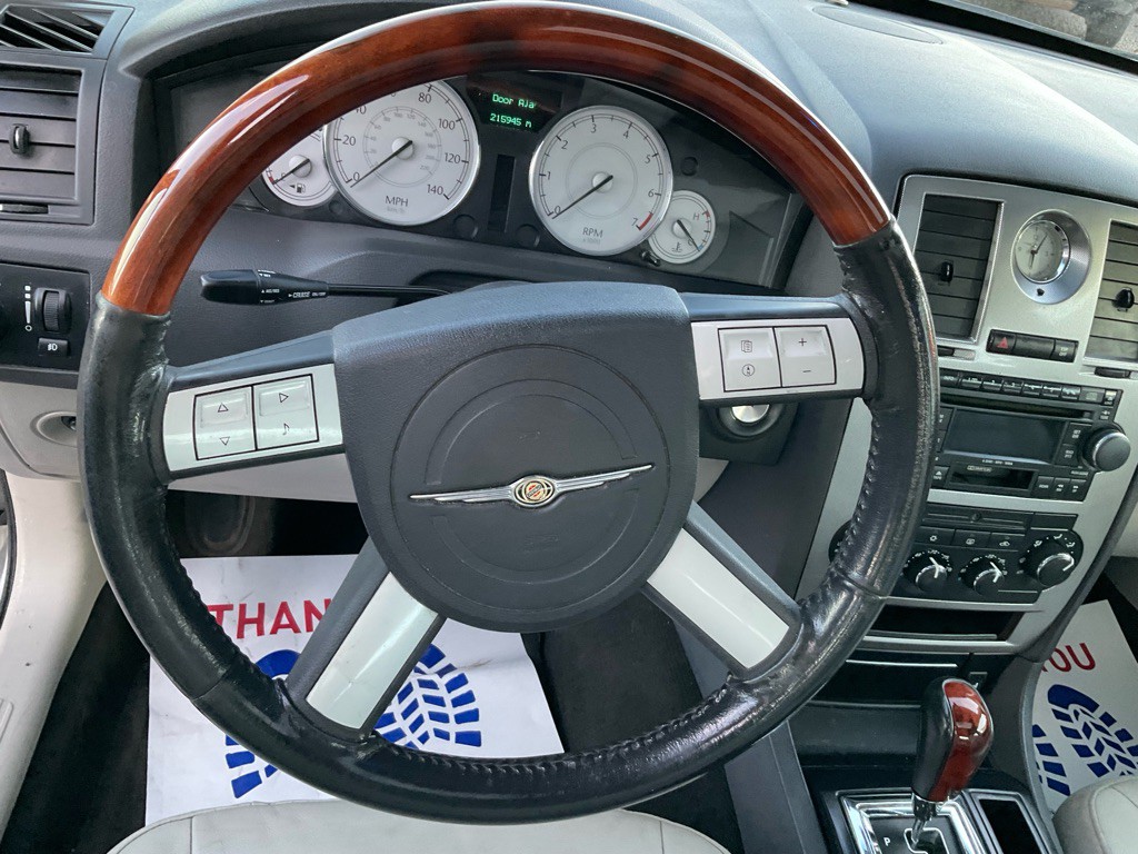 2005 Chrysler 300 Image 6