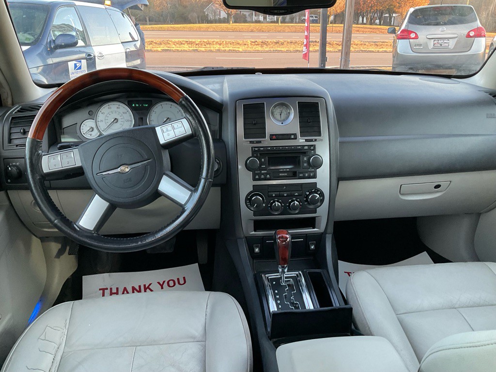 2005 Chrysler 300 Image 7
