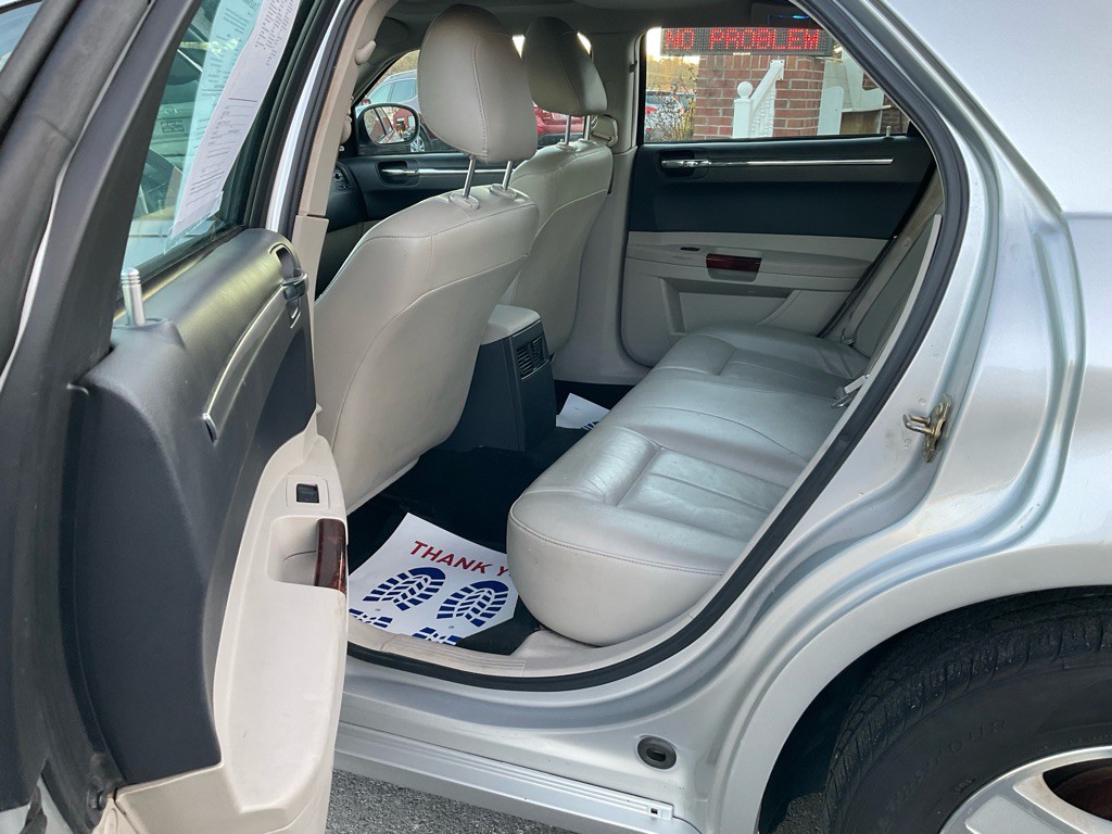 2005 Chrysler 300 Image 8