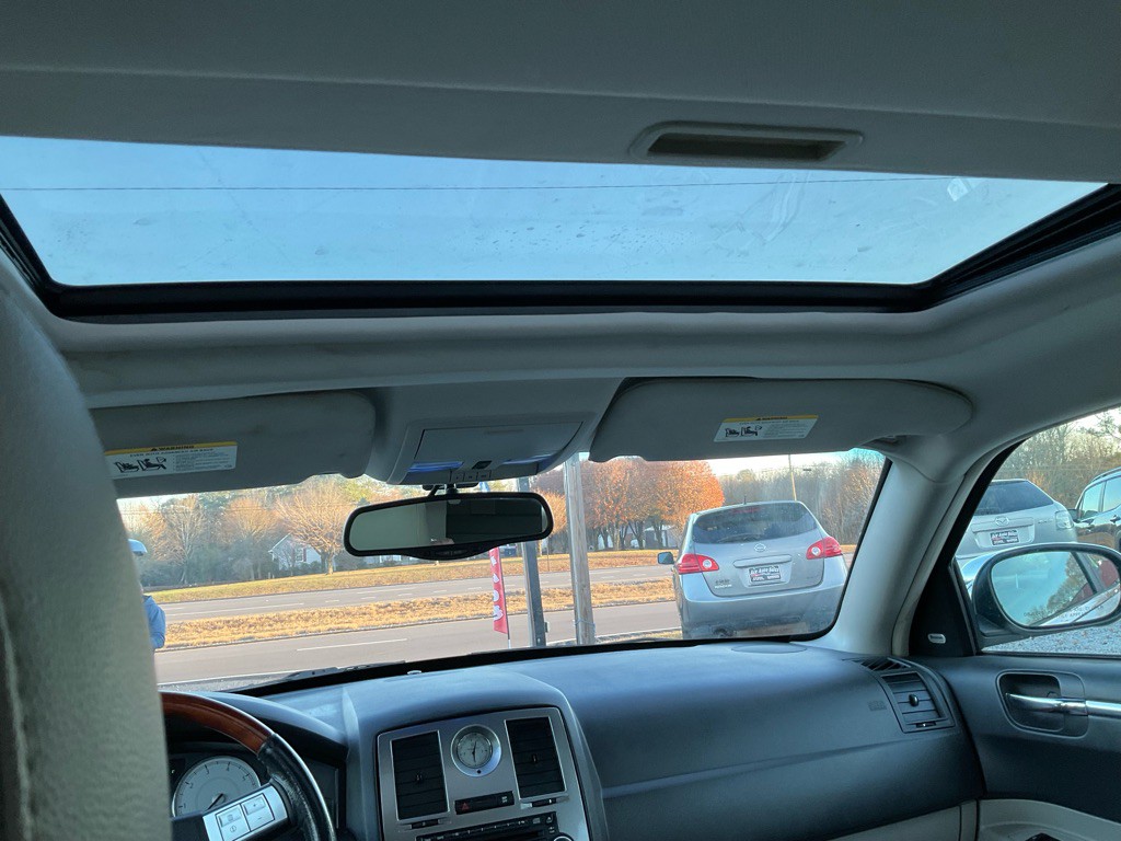 2005 Chrysler 300 Image 9