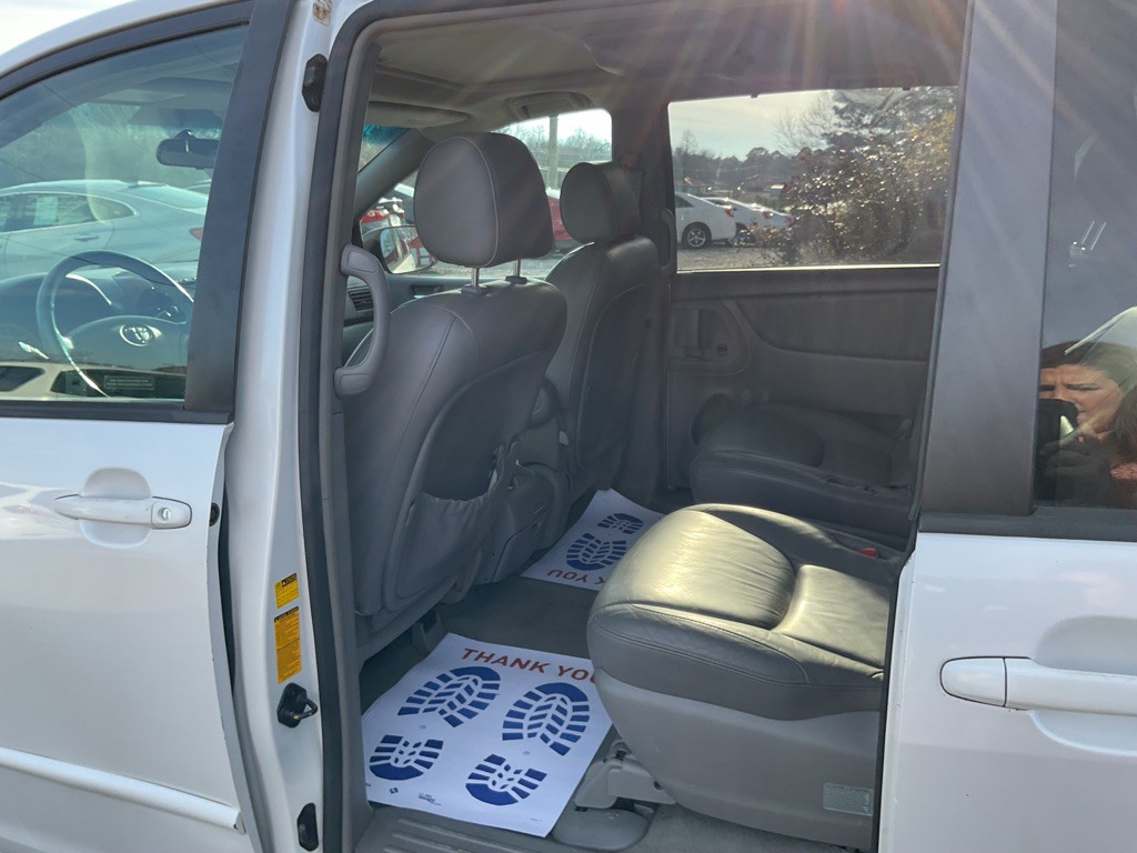 2004 Toyota Sienna Image 9