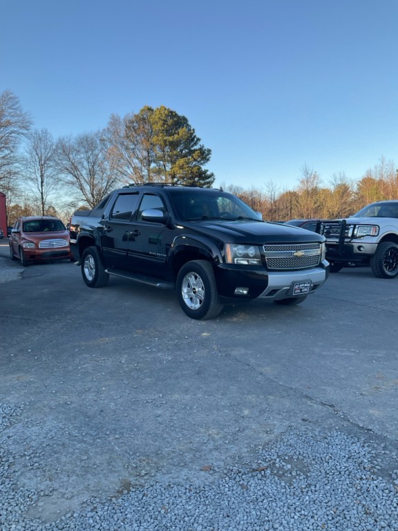 2011 Chevrolet Avalanche Image 2