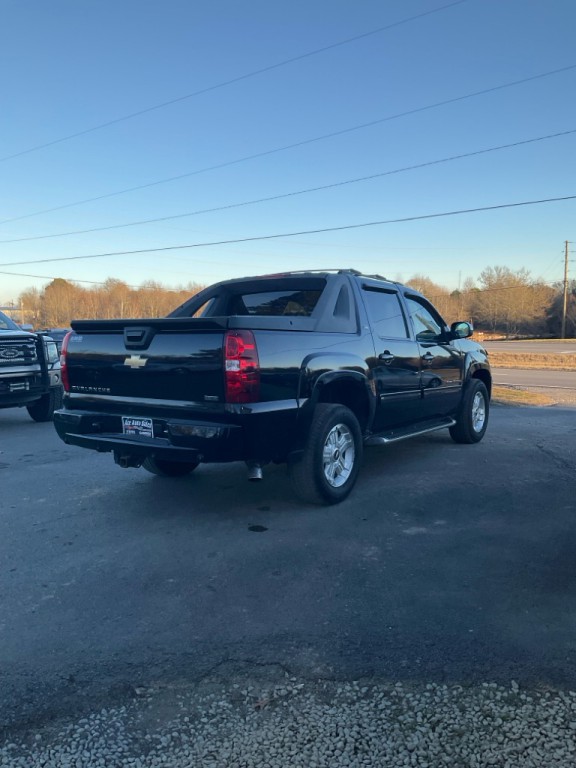 2011 Chevrolet Avalanche Image 3