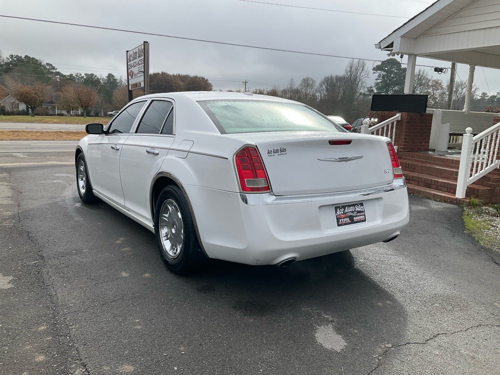 2012 Chrysler 300 Image 4