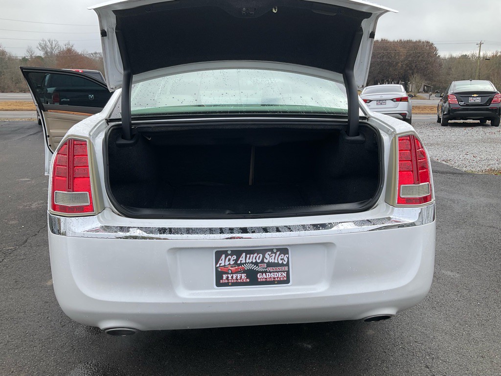 2012 Chrysler 300 Image 8