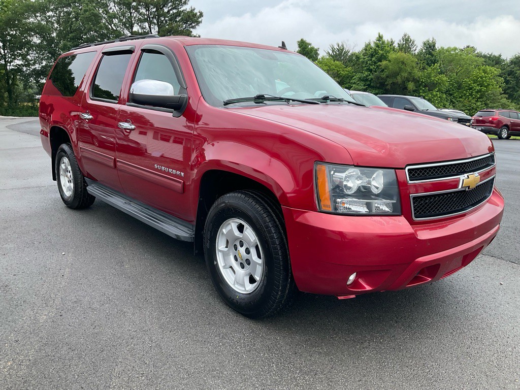 2013 Chevrolet Suburban Image 2