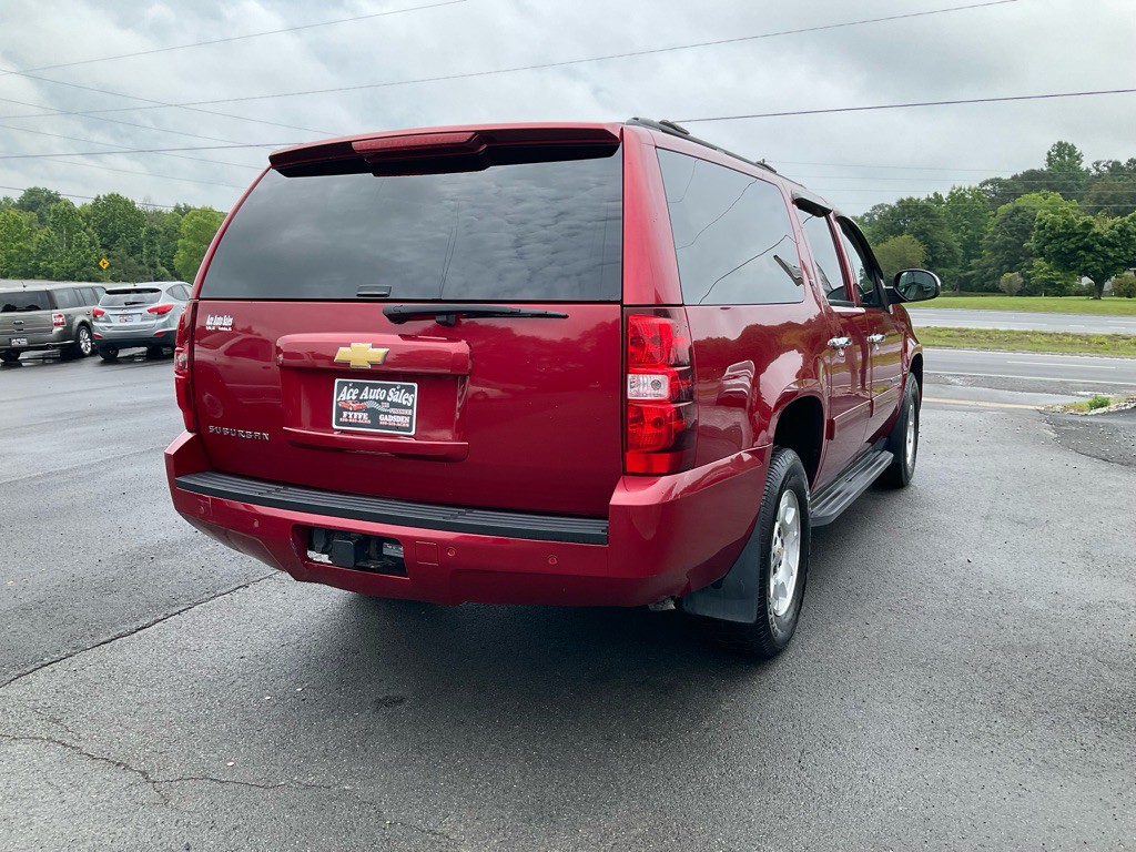 2013 Chevrolet Suburban Image 3