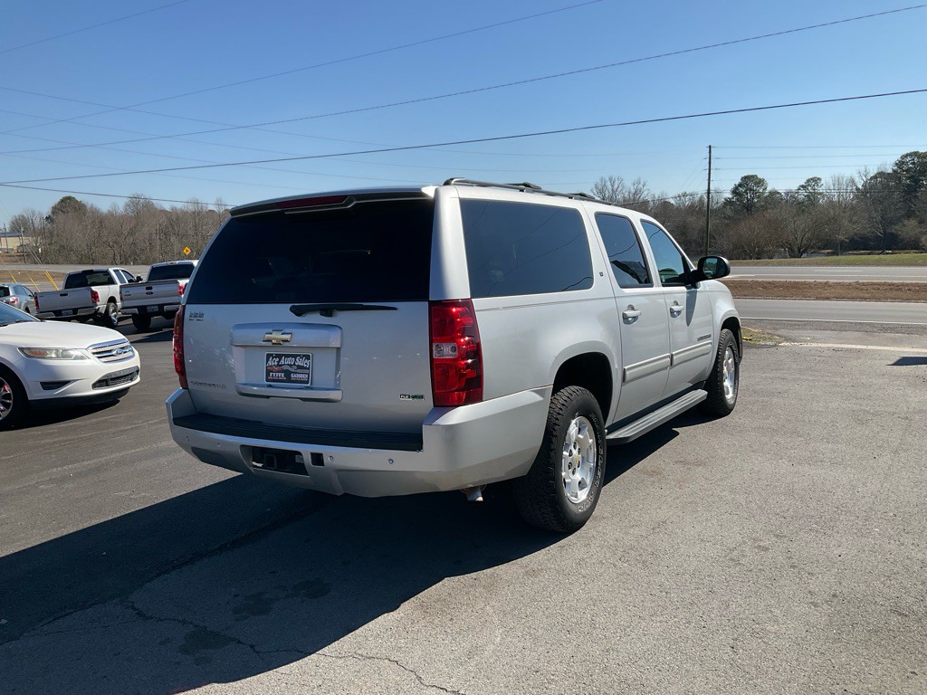 2011 Chevrolet Suburban Image 3